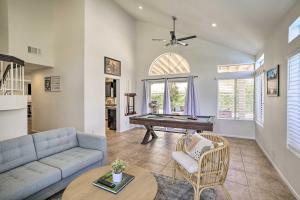 Posezení v ubytování Home with Private Pool and Game Room in Indio!