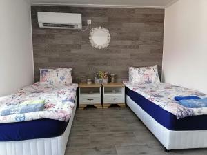 Postel nebo postele na pokoji v ubytování Ап 5 места с гледка и кухня + 11 fotografií