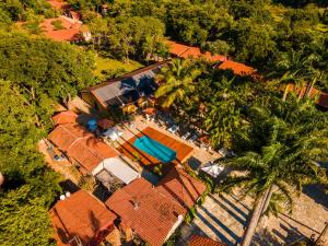 an overhead view of a house with a swimming pool at Pousada Villa das Pedras in Pirenópolis
