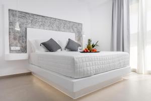 Un pat sau paturi într-o cameră la Alenor City Hotel +86 fotografii