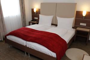 Säng eller sängar i ett rum på Hotel-Restaurant Pfälzer Hof