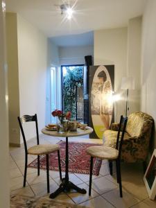 - un salon avec une table et deux chaises dans l'établissement Leda's Home, à Rome