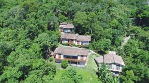 - une vue aérienne sur une maison dans la forêt dans l'établissement Propriedade a 80 metros da praia do Curral, à Ilhabela