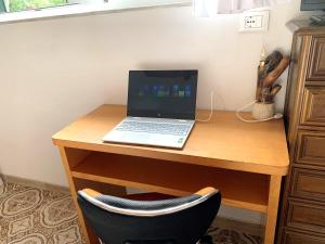 laptopa siedzącego na drewnianym biurku w obiekcie La Fabbrichina Il luogo della pace w mieście Camporbiano +37 zdjęć