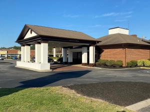 a building with a parking lot in front of it at Onley Inn in Onley