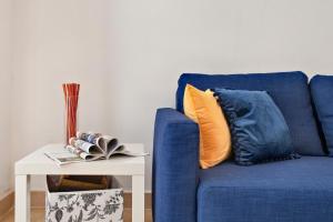 レッチェにあるBlue Loft - Lecce Selectionの青いソファ(テーブルの横にオレンジの枕付) +18枚の写真