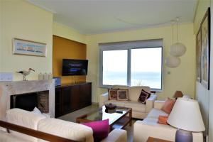 A television and/or entertainment centre at Blue Bay View - Beach House