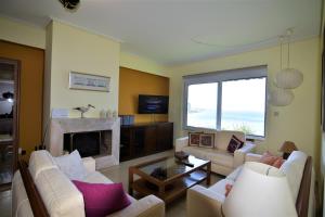 A television and/or entertainment centre at Blue Bay View - Beach House