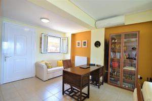 A seating area at Blue Bay View - Beach House