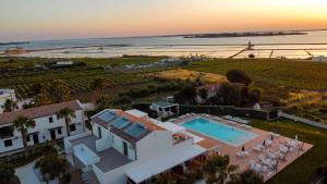 vista aerea di una casa con piscina di Oasi Guzzetta Hotel a Marsala