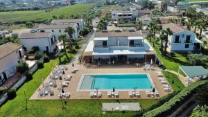 Bazén v ubytování Oasi Guzzetta Hotel&Case Vacanze nebo v jeho okolí