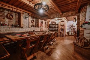 een grote eetkamer met een lange tafel en stoelen bij Casa Boho in Fužine