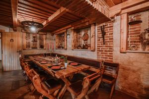 jadalnia z drewnianym stołem i krzesłami w obiekcie Casa Boho w mieście Fužine