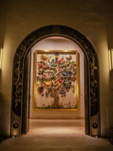 une arche avec une peinture d'arbre dans l'établissement Susana Balbo Winemaker´s House, à Luján de Cuyo