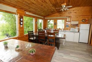 una cucina e una sala da pranzo di una baita di tronchi di North Rustico Bed and Breakfast a North Rustico