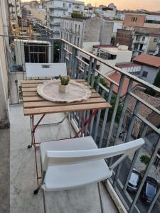 un tavolo e sedie su un balcone con vista di Etna Ocean Rooms a Catania Altre 28 foto