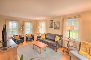 Kennebunk Home with Yard Less Than 1 Mile to Dock Square!的休息区