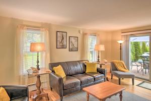 Kennebunk Home with Yard Less Than 1 Mile to Dock Square!的休息区