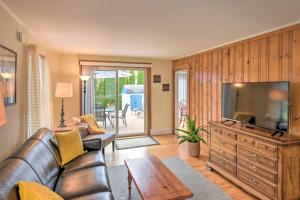 肯纳邦克Kennebunk Home with Yard Less Than 1 Mile to Dock Square!的客厅配有真皮沙发和平面电视