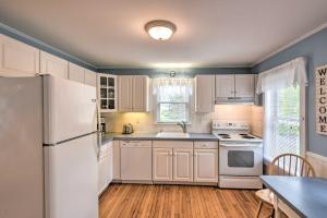 Kennebunk Home with Yard Less Than 1 Mile to Dock Square!的厨房或小厨房