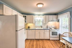 Kennebunk Home with Yard Less Than 1 Mile to Dock Square!的厨房或小厨房