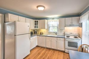 Kennebunk Home with Yard Less Than 1 Mile to Dock Square!的厨房或小厨房