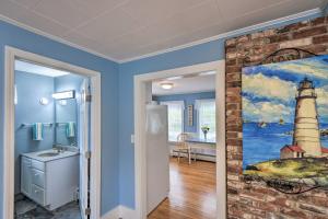 肯纳邦克Kennebunk Home with Yard Less Than 1 Mile to Dock Square!的浴室装饰有灯塔画作