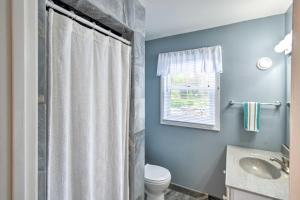 Kennebunk Home with Yard Less Than 1 Mile to Dock Square!的一间浴室