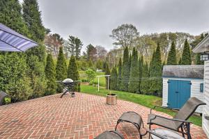 Kennebunk Home with Yard Less Than 1 Mile to Dock Square!外面的花园