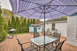 Kennebunk Home with Yard Less Than 1 Mile to Dock Square!外面的花园