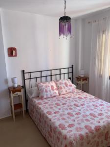 A bed or beds in a room at Apartamento a pie de playa Még 17 kép