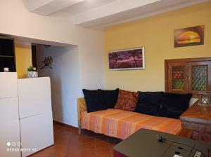 ein Wohnzimmer mit einem Sofa und einem Tisch in der Unterkunft La Quiete in Beverino