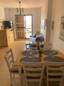 A kitchen or kitchenette at Apartamento a pie de playa