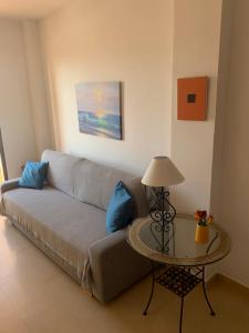 A seating area at Apartamento a pie de playa