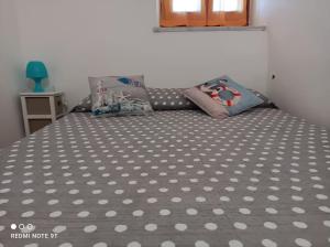 een bed met polka dot lakens in een slaapkamer bij La Quiete in Beverino