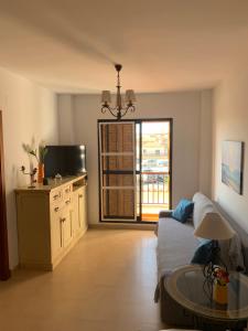 A television and/or entertainment centre at Apartamento a pie de playa