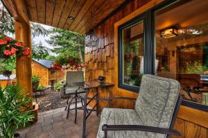 una veranda con una sedia e un tavolo su una casa di A Suite Retreat - Beyond Bed & Breakfast a Sun Peaks