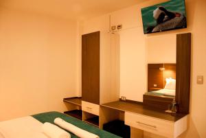 Habitación de hotel con cama y espejo en Hotel MS, en Cholula