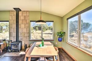 uma sala de jantar com uma mesa e um fogão em Cozy Remote Retreat • Mountain Views • Stargazing em Crestone