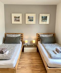 メミンゲンにあるAllgäulodge Memmingenのベッド2台が隣同士に設置された部屋です。