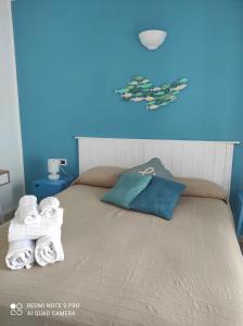 um quarto com uma cama com toalhas em la lampara em Favignana