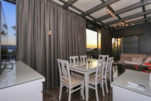 a kitchen and dining room with a table and chairs at Apartman "TURANJ" in Turanj