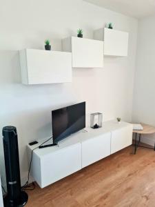 Televízia a/alebo spoločenská miestnosť v ubytovaní Magnifique studio à deux pas de la plage parking