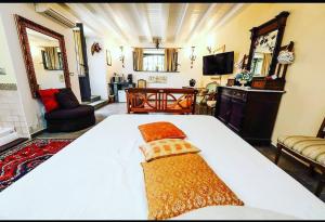 una camera da letto con un grande letto con due cuscini sopra di Villa dei Marchesi Carrozza a Santa Teresa di Riva
