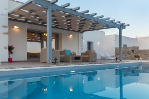 une piscine avec une pergola et une maison dans l'établissement Villa Jessy 150m² with Full Privacy, à Parikia