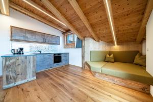 a living room with a couch and a kitchen at Haughof Apartement Lärchenweide in Verano