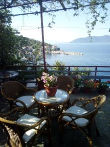 d'une table et de chaises avec vue sur l'océan. dans l'établissement Georgia's, à Ayía Kiriakí