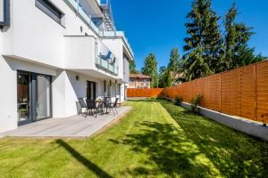 a backyard with a fence and grass at MyFlat Villa Nuvola in Siófok