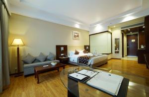 En eller flere senge i et værelse på Golden Tulip Jaipur Kukas