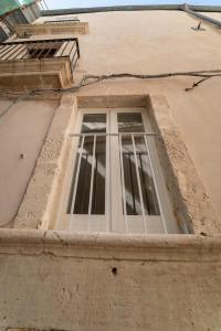 una ventana en el lateral de un edificio en Ortigia Charme piazza Duomo, en Siracusa